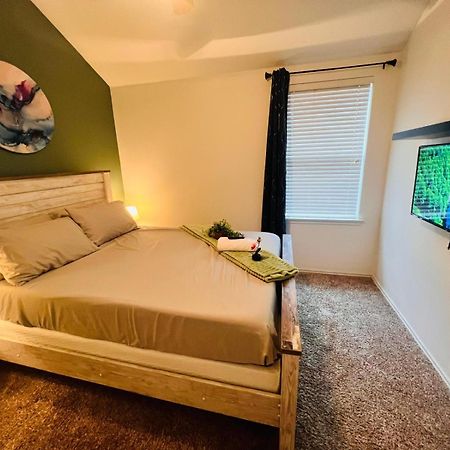 Work, Play & Stay King Bed With Foosball! Aubrey Ngoại thất bức ảnh